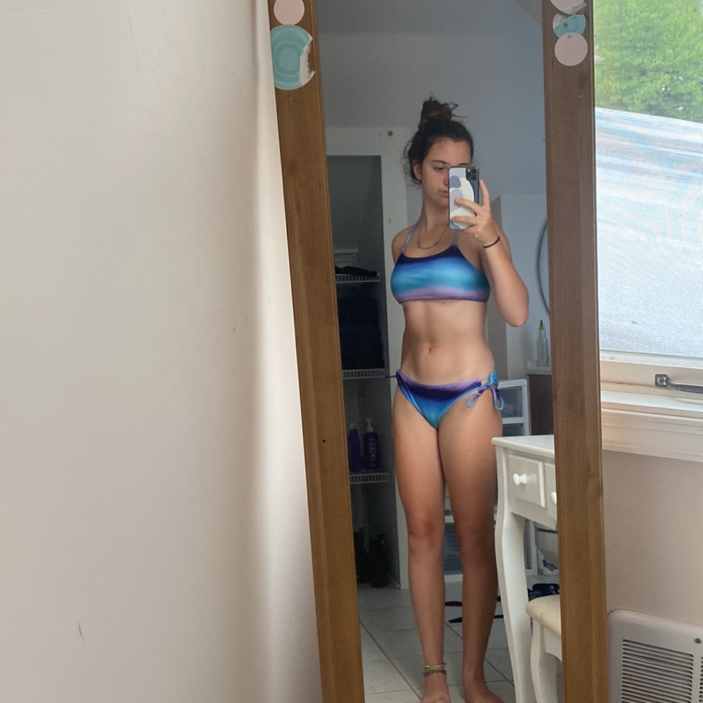 Bikini - Picture 2 of 2